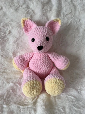 Virkad räv - Handvirkat gosedjur i mjukt garn, gjort med omtanke. Passar som dekoration eller present – ej för små barn. 