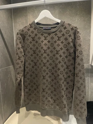 LV tröja herr S - Använd 2-3 gånger, mycket bra kvalité 