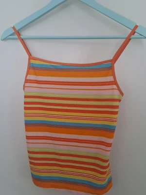 Randig linnetopp - Randig linnetopp från Beaattful med tunna axelband. Svalt material och väldigt fin färgkombo. Str M/L men är nog mer som en S/M. Hittar inga defekter. 🩷