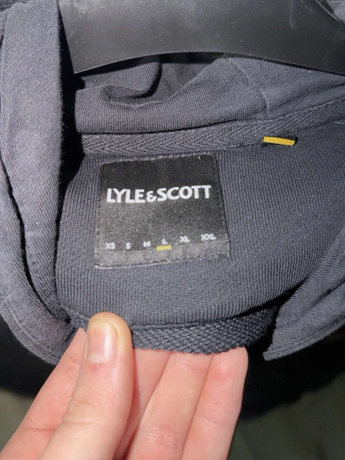 Svart hoodie från Lyle & Scott - 1
