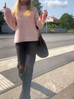 Ljusrosa stickad tröja  - Mysig ljusrosa stickad tröja med oversized passform och långa ärmar. Tröjan har ribbade muddar vid ärmslut och nederkant, perfekt för en avslappnad och trendig look. Passar bra till jeans eller kjol.