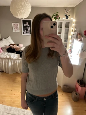 Tröja - En jätte söt grå topp från lager 157, är i fint skick. Tröjan är i mjukt stickat material. Inga defekter