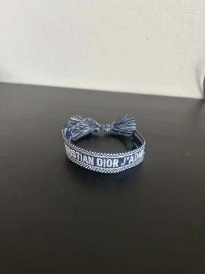Christian dior armband - Säljer detta feta cristian dior jador armabandet, aldrig andvändts, sjukt skön armband att ha till sommaren. Perfect för att maximera din outfit 