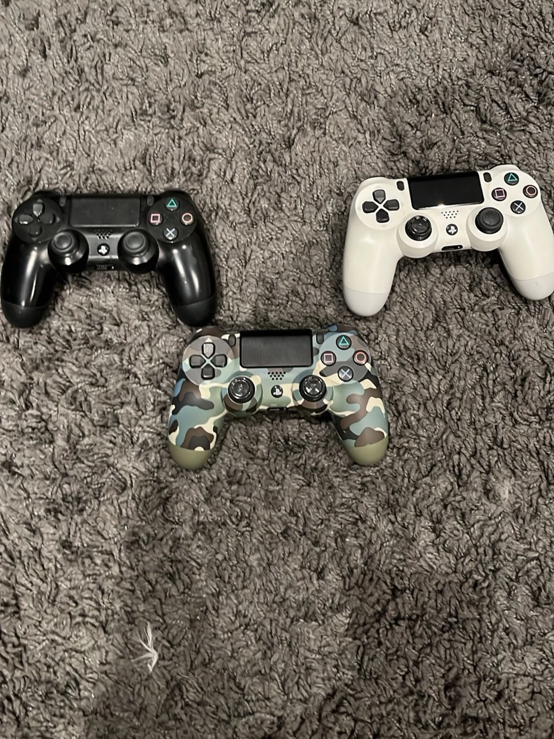 PlayStation 4 Slim med tre kontroller - 3