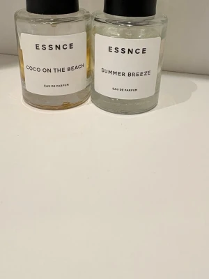 ESSNCE Coco On The Beach & Summer Breeze - Två Eau de Parfum från ESSNCE: Coco On The Beach. Säljer båda för 300kr. Se bild hur mkt som är kvar i vardera