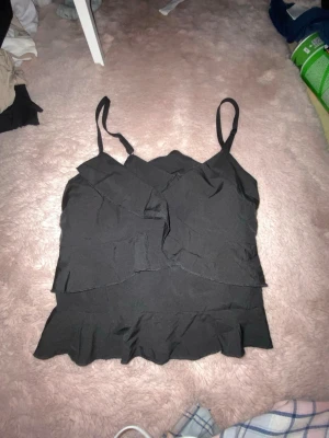 Svart volang linnetopp - svart topp andvönd ett få tal gånger