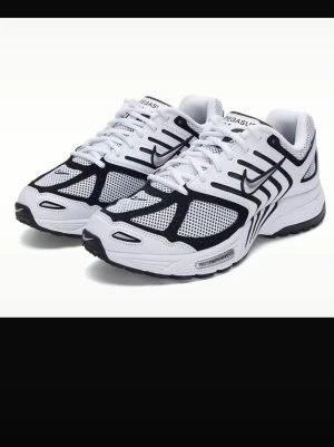 Nike Air Pegasus svartvita sneakers - Nike Air Pegasus sneakers i vitt och svart med meshpaneler för bra ventilation och detaljer i syntet. Klassisk låg siluett med svart swoosh på sidan och robust yttersula för bra grepp. Perfekta för dig som gillar retroinspirerad sportstil.