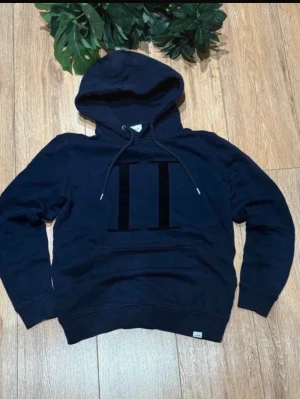 Les deux hoodie  - Helt ny utan pris lapp säljer den för att den var för liten för mig det är storlek m men den är mindre kan vara S eller typ imellan S o M