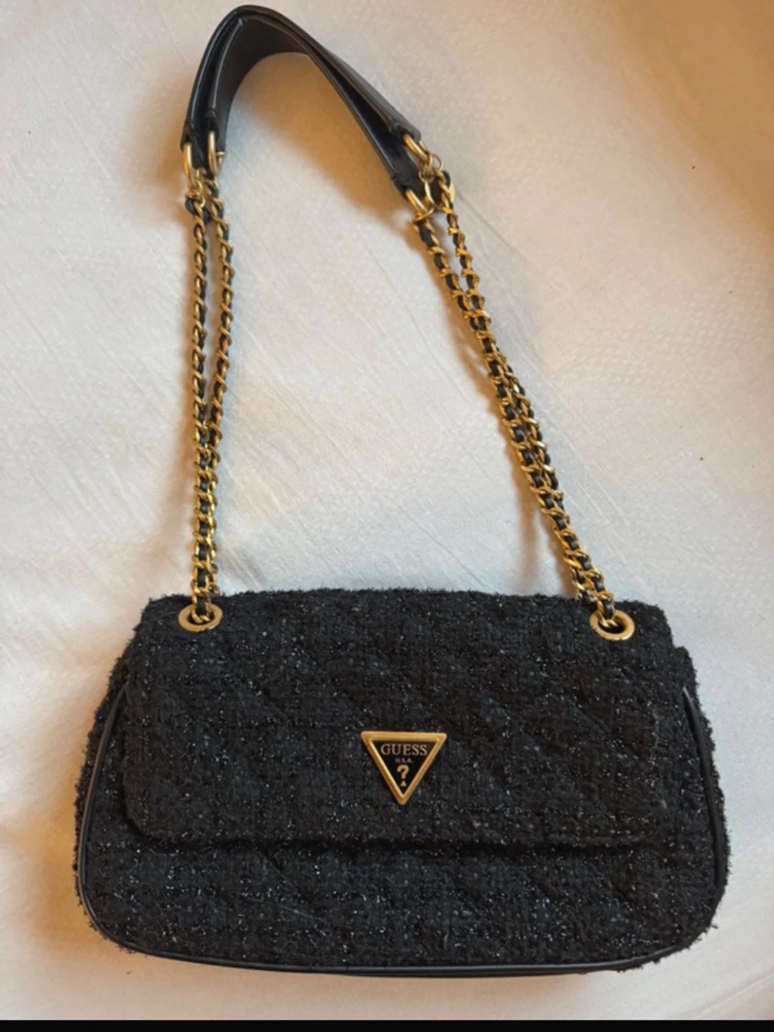 Svart axelremsväska från Guess