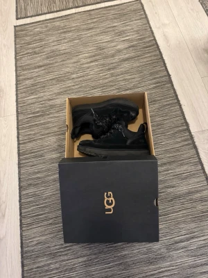 Uggs lowmel - Ett par uggs lowmell sparsamt använda original låda finns. Pris kan diskuteras vid snabb affär.