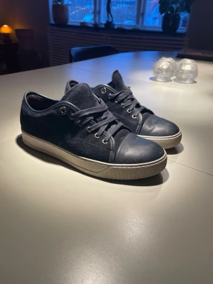 Lanvins uk 5 ( 40-41 - Mörkblå lanvins utan glansig tå. Bra skick ( smutsiga på bilderna men de fixar jag ). Passar dig som har 40-41 i storlek. Priset går att diskutera !