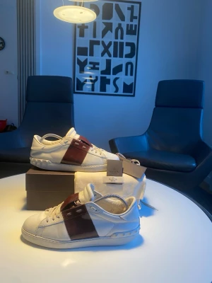 Valentino open   - Ett par sjysta valentino open skor i befintligt skick. De är välanvända men har mycket kvar att ge. Perfekta vardagliga skor för en rimlig peng. 