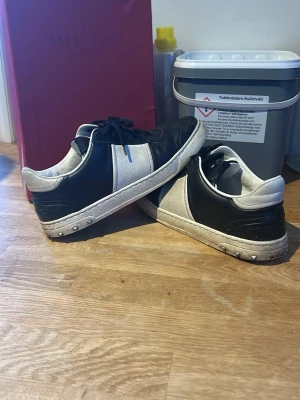 Valentino flycrews  - Valentino flycrews i fint skick med låda och den passar strl 39/40 men är strl 38. Självklart Äkta😁