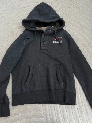 Hollister hoodie- sjukt sällsynt!! - Riktigt snygg hollister hoodie med 3 knappar, hoodien är väldigt sällsynt och är svår att få tag på. Pris: 599kr. Skick 9/10. Stl xl~ passar som L. 