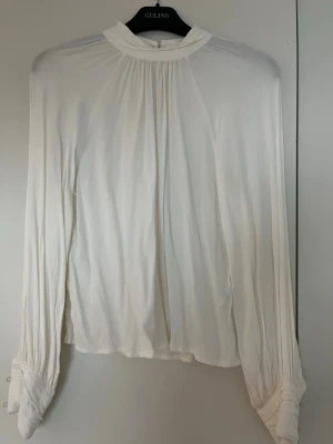 Vit blus - Vit fin blus i lite ribbat tyg. Endast använd 1 gång.