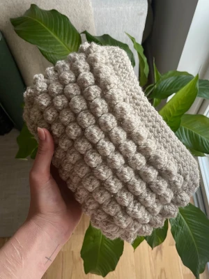 Nessesär ☁️🫧 - Handvirkad nessesär i stabilt tjockt garn som håller formen. 