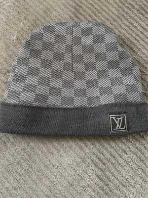 Zara mössa  - Säljer denna tvärfeta mössa för 400, den är lite använd och passar perfekt till vintern ❄️, perfekt för dig som vill vara varm och stilig på samma gång🔥