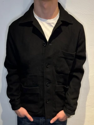 Svart Overshirt - Strl - M | Skick - 10/10 | Nypris - ca 1000kr | Vid minsta lilla fundering är det bara att höra av sig!