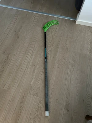 Oxdog ultralight klubba - Hej Säljer en Oxdog ultralight innebandy klubba som är 100 cm och 27 i flex. Nypriss är 1700 men jag vill ha 800, men det går att diskutera om priset. Det ända som är negativ är två saker. Första är att den har en lite skada på bilden som ni kan se andra är att den behöver en ny linda, men ny linda är inte ett måste. 