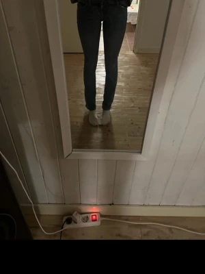 Blå bootcut jeans med låg midja - Snygga blå bootcut jeans med låg midja och klassisk femficksdesign. Jeansen har en smal passform upptill och utsvängda ben nertill, perfekta för en trendig och avslappnad look. Tillverkade i denim med lätt stretch för extra komfort.