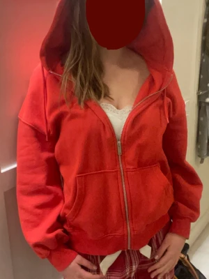 Röd overzised hoodie - Det är en röd mysig overzised hoodie från H&M. Normal längd i ärmarna men runt kroppen är den overzised. Har två mindre fläckar på ryggen. 😊