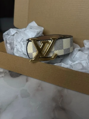 -bälte i beige - . Perfekt accessoar för att lyfta vilken outfit som helst.