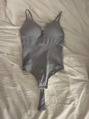 H&M body - Säljer denna populärara bodyn från H&M i storlek S❤️