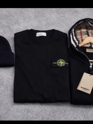 Alla tre i en BOX!!!! - Köp boxen så får du alla tre varor. Moncler mössa, no size. Burberry kofta storlek s. Stone Island tröja, storlek L. !!!!