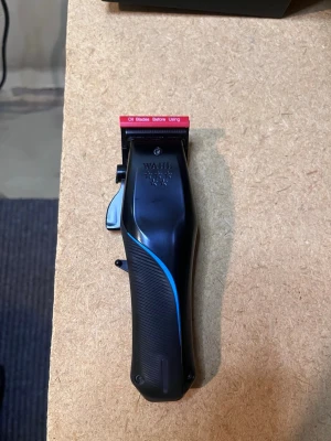 Wahl clipper  - Säljer en Wahl vapor clipper, använd i en vecka. Maskinen går på hela 8000 RPM som gör att den klipper genom alla hårtexturer som smör. Den har 250 minuter driftstid.              Köpt för 2499, säljer för 1800. Anledningen till att jag säljer den så billigt är för att jag inte har kvar kammen som kommer med och oljan. Hör av dig om du har mer frågor!