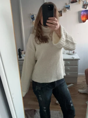 Vit stickad polotröja - Säljer en snygg stickad polotröja med breda ärmar. Endast använd ett fåtal gånger!💕