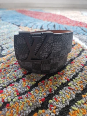 H&M rutigt bälte svart/grå - Bra kvalité och för mer information fråga mig.