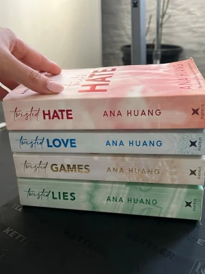Twisted-serien av Ana Huang - Fyra böcker ur Twisted-serien av Ana Huang: Twisted Hate (rosa/röd), Twisted Love (blå/vit), Twisted Games (guld/vit) och Twisted Lies (grön/vit). Pocketböcker med färgstarka omslag och modern design. Perfekt för dig som gillar romantik och drama. Skavanker på vissa därav priset. Köpt för 800