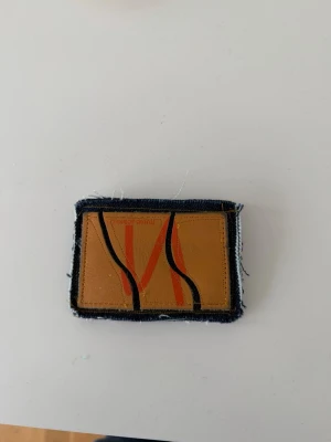 Jeans plånbok från Nudie Jeans - Blå Jeans plånbok med unik nudie jeans detalj. 👖🔵