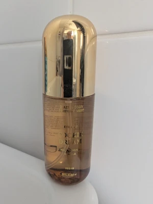 Cookie Dream Hair & Body Mist - Cookie Dream Hair & Bodymist från H&M. Doften har inslag av mjölk, mandel och vanilj. Endast testad en gång. 100 ml. 50 kr. 