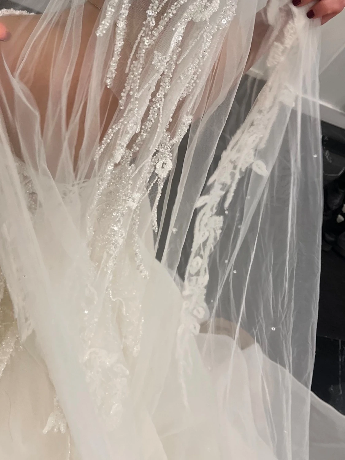 Vit brudslöja med pärlbroderi