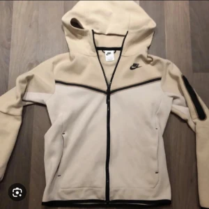 Nike tech fleece  - Säljer min Nike tech i bra skick å fin färg  Pris kan diskuteras  Bytesaffär funkar