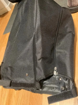 Regnskydd golfbag anpassningsbart HELT NYTT - Svart regnskydd som är helt nytt. Det finns spännen för att anpassa till alla golfbagar. Jag fick den i julklapp men har ingen användning då min bag redan har en.