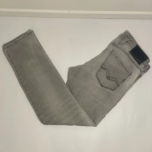 Replay anbass jeans  - Märke: Replay   | Skick:  7/10 | Modell: Anbass |  Storlek: W30 L30 | lagning i skrevet och lite små defekter som ej märks 