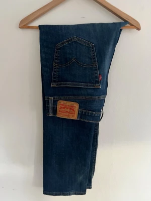 Levi's 541 mörkblå jeans - Mörkblåa Levis 541 i storlek 34/32. 