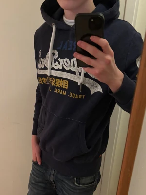 Superdry hoodie - Tja! Säljer en Superdry Hoodie i storleken (M)-skick 8/10. Vid minsta lilla fundering hör av er! Först till kvarn!