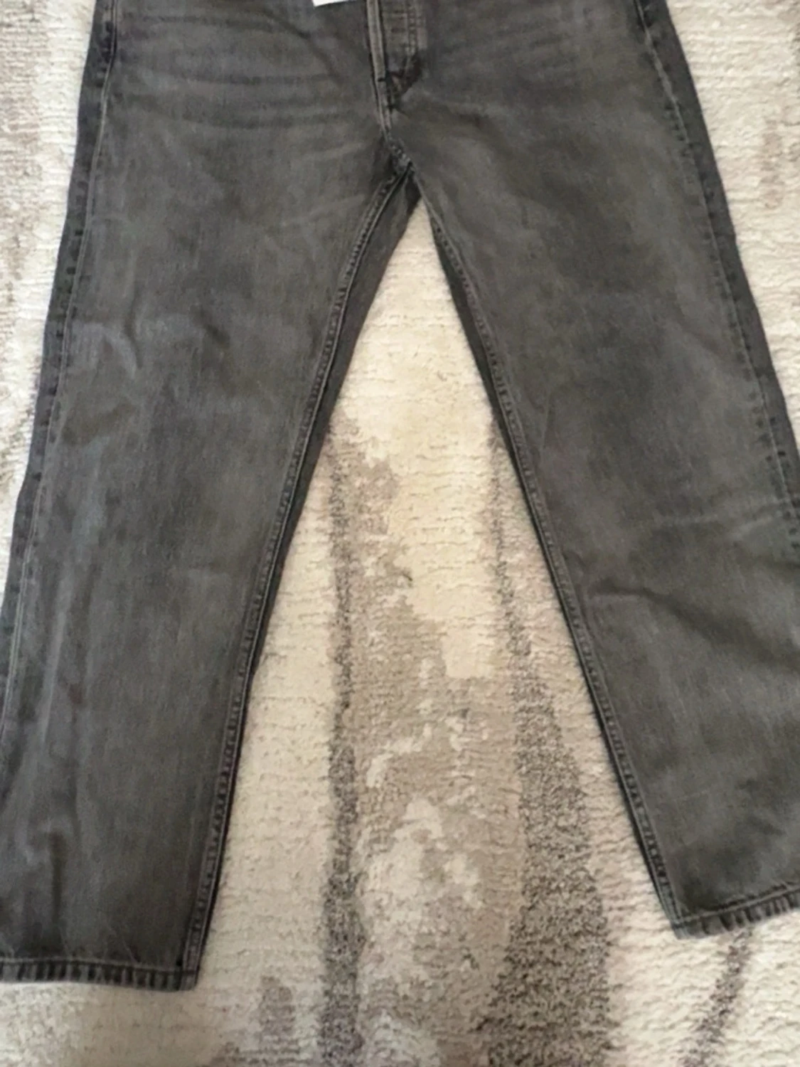 Grå raka jeans i vintage-stil