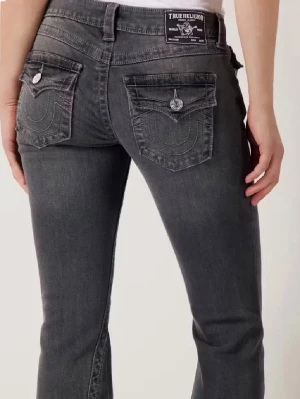 Grå True Religion jeans  - säljer mina fina true religion jeans i modellen joey, de är i superfint skick!💕