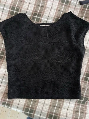 Spets topp - Svart topp från shein med öppenrygg! 