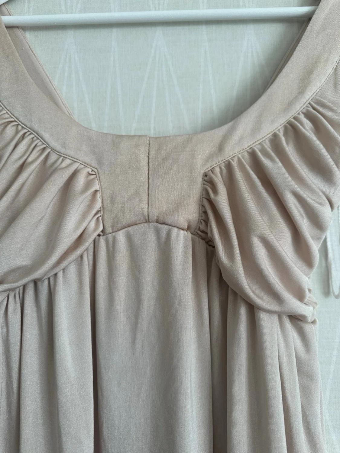 Beige omlott linnetopp med volang - 1