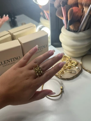 Edblad ring  - Edblad ring. Cool bred ring i guldfärgad metall med flera spetsiga nitar runt hela ringen. Statement-accessoar som verkligen sticker ut och ger en edgy vibe till din stil. 