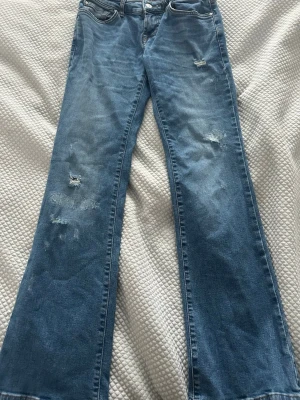 Blå bootcut jeans från LTB - Snygga blå bootcut jeans från LTB med slitna detaljer! köpte de på plick men jag har knappt använt de❤️det står ingen storlek men passar mig som har xs! kan diskutera priset 