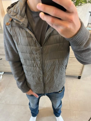 Cardigan jacka från Massimo Dutti - Hej! Säljer en supersnygg cardigan jacka från Massimo Dutti. Sizen är exakt som S men igentligen M.                                                         📐= S                                                                          🔖= Massimo Dutti                                                    ✍️Skick= 9/10                                                            ❓= Vid frågor skriv till mig! 