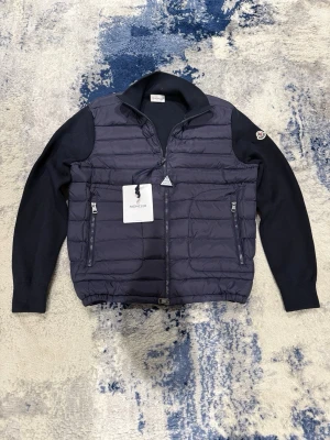 Moncler mörkblå cardigan - Snygg mörkblå cardiganjacka från Moncler. Storlek M men sitter som XS/S. Helt ny med tags. Pris kan diskuteras vid snabb affär!
