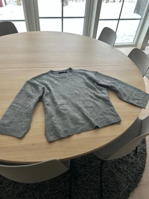 Grå stickad tröja  - Säljer en grå stickad tröja från Lager 157. Tröjan har rund halsringning, långa ärmar och ribbade muddar vid ärmslut och nederkant💕