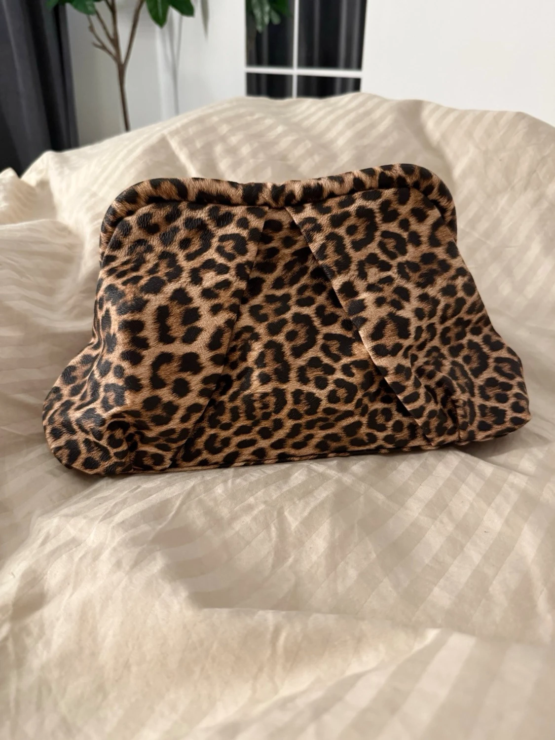 Kuvertväska med leopardmönster